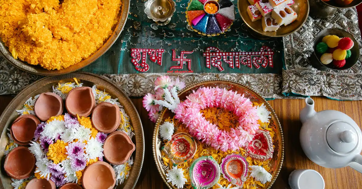 रंगोली और दीपक सजाकर दिवाली की खुशियाँ मनाते लोग, शुभकामनाएँ और Diwali Messages